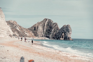 This image has an empty alt attribute; its file name is durdle-dorf-uk-beach-1.jpg